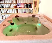 Arky’s Cabin- private setting in town with hot tub