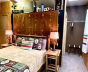 Arky’s Cabin- private setting in town with hot tub