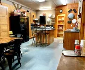 Arky’s Cabin- private setting in town with hot tub