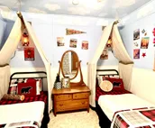 Arky’s Cabin- private setting in town with hot tub