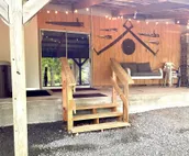 Arky’s Cabin- private setting in town with hot tub