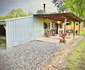 Arky’s Cabin- private setting in town with hot tub