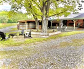 Arky’s Cabin- private setting in town with hot tub