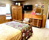 Arky’s Cabin- private setting in town with hot tub