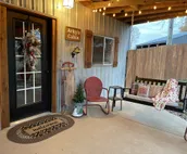 Arky’s Cabin- private setting in town with hot tub