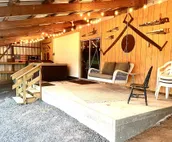 Arky’s Cabin- private setting in town with hot tub