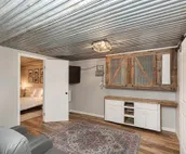 Entire cabin king bed fully stocked kitchen & free parking ideal for long stays!