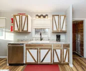 Entire cabin king bed fully stocked kitchen & free parking ideal for long stays!