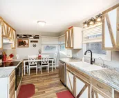 Entire cabin king bed fully stocked kitchen & free parking ideal for long stays!