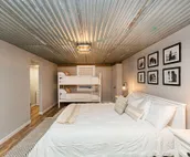 Entire cabin king bed fully stocked kitchen & free parking ideal for long stays!
