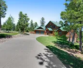 3-story home with private hot tub, wood fireplace, gas grill, and washer/dryer