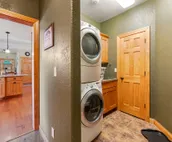 3-story home with private hot tub, wood fireplace, gas grill, and washer/dryer