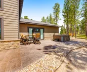 Huge home w/private hot tub, rec room, gas fireplace, firepit, grill, 2 kitchens