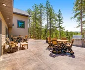 Huge home w/private hot tub, rec room, gas fireplace, firepit, grill, 2 kitchens