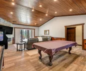 Huge home w/private hot tub, rec room, gas fireplace, firepit, grill, 2 kitchens