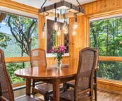 Spectacular Mt Getaway - Amazing views, privacy, hot tub, 4 miles from Cashiers!