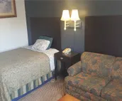 Sky-Palace Inn Hutchinson-1 Queen Bed  NS