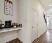 King Bed, Family Stay, Near Riverwalk, Food & Fun!