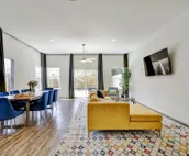 King Bed, Family Stay, Near Riverwalk, Food & Fun!