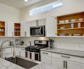 King Bed, Family Stay, Near Riverwalk, Food & Fun!