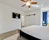 King Bed, Family Stay, Near Riverwalk, Food & Fun!