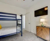 King Bed, Family Stay, Near Riverwalk, Food & Fun!