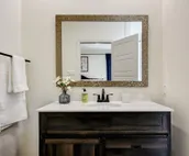 King Bed, Family Stay, Near Riverwalk, Food & Fun!