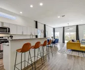 King Bed, Family Stay, Near Riverwalk, Food & Fun!