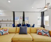 King Bed, Family Stay, Near Riverwalk, Food & Fun!