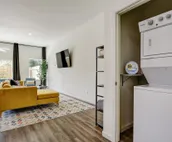 King Bed, Family Stay, Near Riverwalk, Food & Fun!