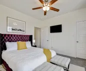 King Bed, Family Stay, Near Riverwalk, Food & Fun!