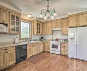 Idyllic Gem: Screened Porch, 1/2 Mi to River!