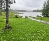 Family friendly lakefront chalet with hot tub and master suite