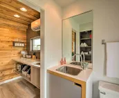 Trendy New Haven Studio: 10 Mi to Fort Wayne!