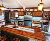 Enjoy relaxing comfort in this uniquely designed home - 5min from Frontier Park