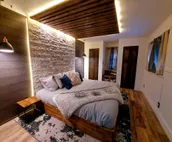 Enjoy relaxing comfort in this uniquely designed home - 5min from Frontier Park