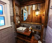 Enjoy relaxing comfort in this uniquely designed home - 5min from Frontier Park
