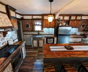 Enjoy relaxing comfort in this uniquely designed home - 5min from Frontier Park