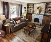 Enjoy relaxing comfort in this uniquely designed home - 5min from Frontier Park