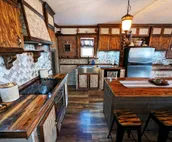 Enjoy relaxing comfort in this uniquely designed home - 5min from Frontier Park