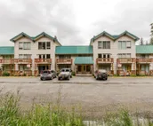 Slopeside condo with a full kitchen & deck plus shared game room & sauna