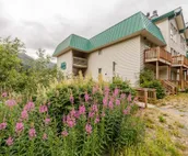 Slopeside condo with a full kitchen & deck plus shared game room & sauna