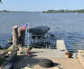 LeeLee's Lake house!Relaxing, Private Beach & Yard, Dock & room for your Jetski!