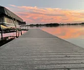 LeeLee's Lake house!Relaxing, Private Beach & Yard, Dock & room for your Jetski!