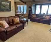 LeeLee's Lake house!Relaxing, Private Beach & Yard, Dock & room for your Jetski!