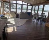 LeeLee's Lake house!Relaxing, Private Beach & Yard, Dock & room for your Jetski!