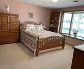 LeeLee's Lake house!Relaxing, Private Beach & Yard, Dock & room for your Jetski!