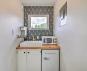 Chic Tiny Home Retreat ~ 2 Mi to MSU Campus!