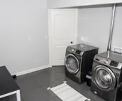 Luxury! 4BR Spacious and serene getaway in North Riverside