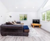 Friendly duplex with a deck, grill, & kitchen - walk to lifts